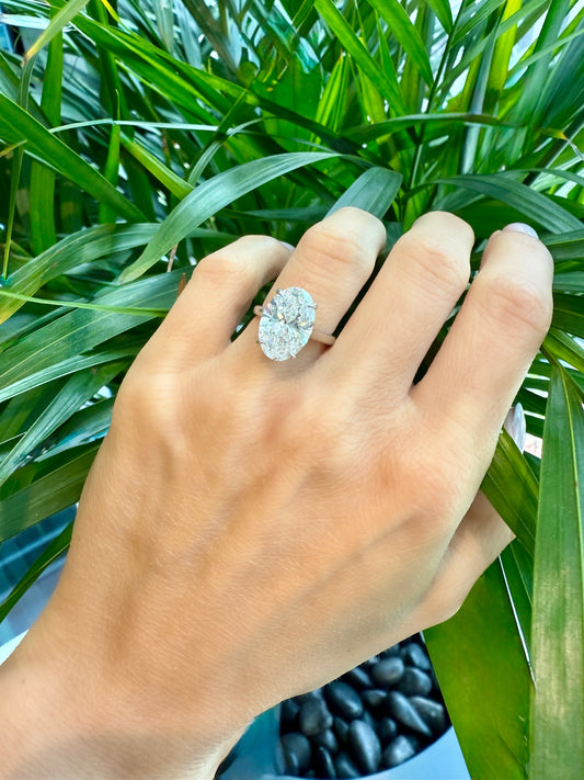 Oval diamond ring